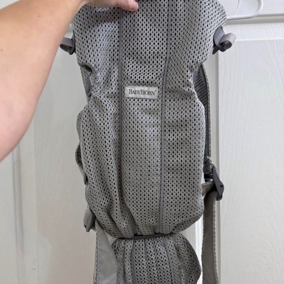 Baby Bjorn mesh carrier - Picture 2 of 2